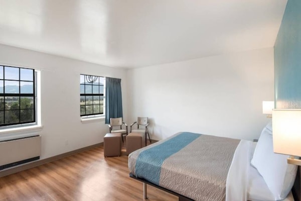 Foto van 1 King Bed | Mob Access Tub Ns Minifridge - Vakantiehuis in Colorado Springs - BedRoom