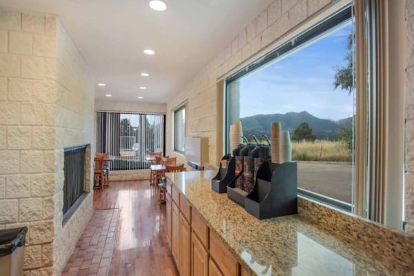 Foto van 1 King Bed | Mob Access Tub Ns Minifridge - Vakantiehuis in Colorado Springs - Facilities