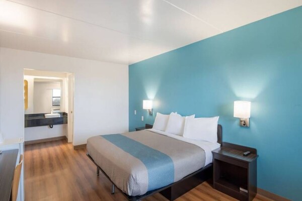 Foto van 1 King Bed | Mob Access Tub Ns Minifridge - Vakantiehuis in Colorado Springs - BedRoom
