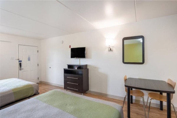 Foto van 2 queensize bedden | Rookvrij, keuken - Vakantiehuis in Colorado Springs - BedRoom