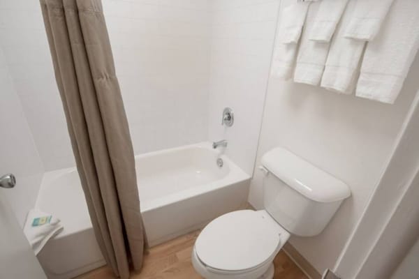 Foto van 2 queensize bedden | Rookvrij, keuken - Vakantiehuis in Colorado Springs - BedRoom