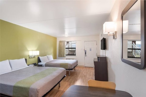 Foto van 2 queensize bedden | Rookvrij, keuken - Vakantiehuis in Colorado Springs - BedRoom