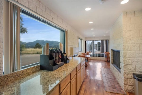 Foto van 2 queensize bedden | Rookvrij, keuken - Vakantiehuis in Colorado Springs - Facilities