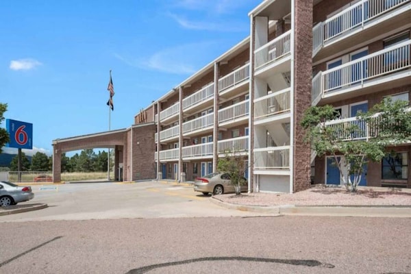 Foto van 2 queensize bedden | Rookvrij, keuken - Vakantiehuis in Colorado Springs - Facilities