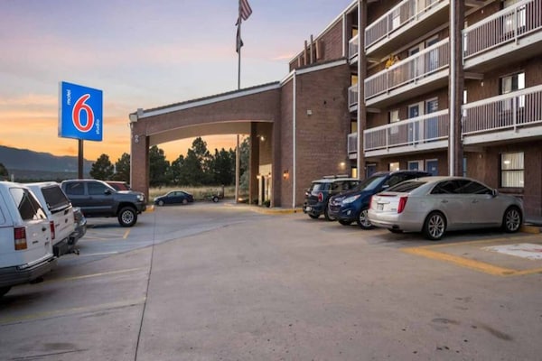 Foto van 2 queensize bedden | Rookvrij, keuken - Vakantiehuis in Colorado Springs - Facilities
