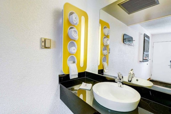 Foto van 1 Volledig Bed | Mobiliteit Toegang Ri Shwr | Ns - Vakantiehuis in Thornton - BathRoom