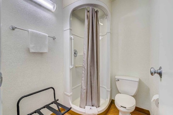 Foto van 1 Volledig Bed | Mobiliteit Toegang Ri Shwr | Ns - Vakantiehuis in Thornton - BathRoom