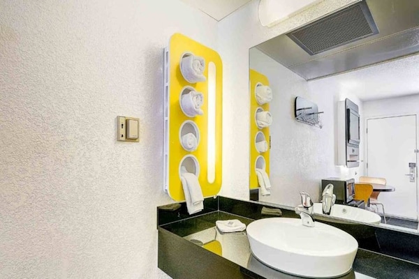Foto van 1 Volledig Bed | Mobiliteit Toegang Ri Shwr | Ns - Vakantiehuis in Thornton - BathRoom
