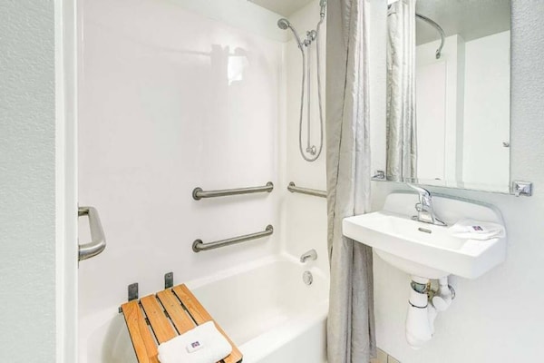 Foto van 1 Volledig Bed | Mobiliteit Toegang Ri Shwr | Ns - Vakantiehuis in Thornton - BathRoom