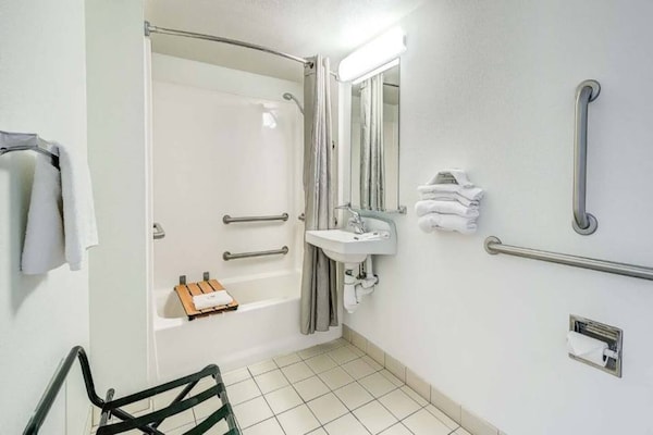 Foto van 1 Volledig Bed | Mobiliteit Toegang Ri Shwr | Ns - Vakantiehuis in Thornton - BathRoom