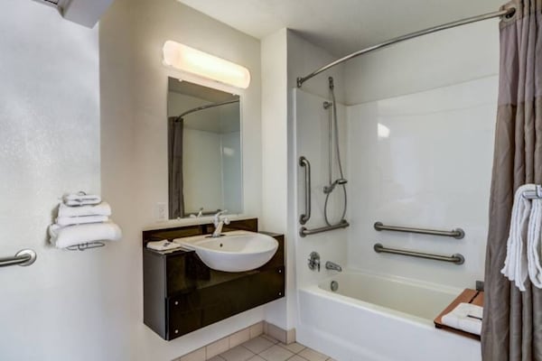 Foto van 2 tweepersoonsbedden | Rookvrij - Vakantiehuis in Fort Collins - BathRoom