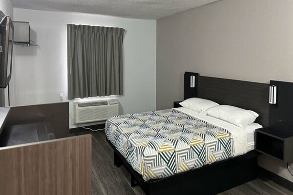 Foto van 1 tweepersoonsbed (Queensize) | Nsmk, Micfridge - Vakantiehuis in Omaha NE - BedRoom