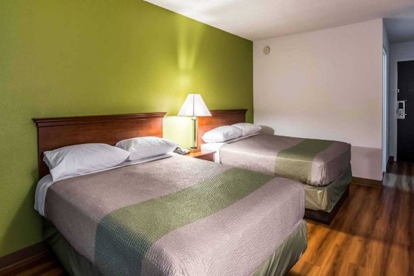 Foto van 2 tweepersoonsbedden (queensize) | Niet-roken, koelkast (Micfridge) - BedRoom