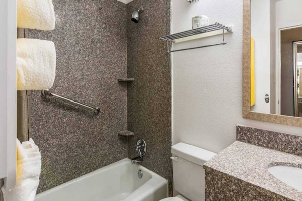 Foto van 2 tweepersoonsbedden (queensize) | Niet-roken, koelkast (Micfridge) - BathRoom