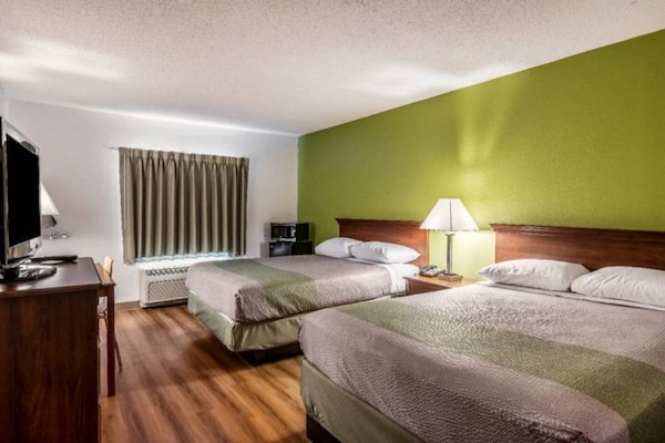 Foto van 2 tweepersoonsbedden (queensize) | Niet-roken, koelkast (Micfridge) - BedRoom