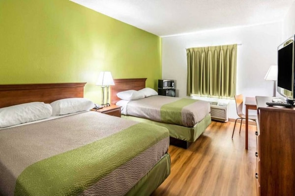 Foto van 2 tweepersoonsbedden (queensize) | Niet-roken, koelkast (Micfridge) - BedRoom