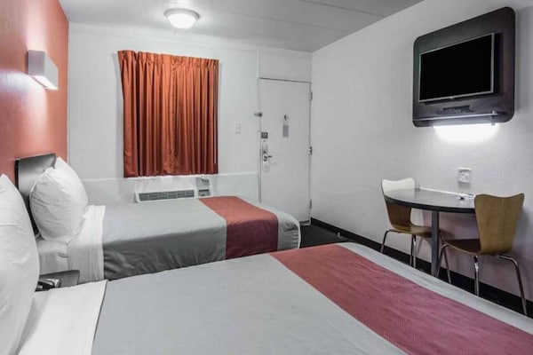 Foto van 2 tweepersoonsbedden | Minikoelkast, rookvrij - Vakantiehuis in Glassboro - BedRoom