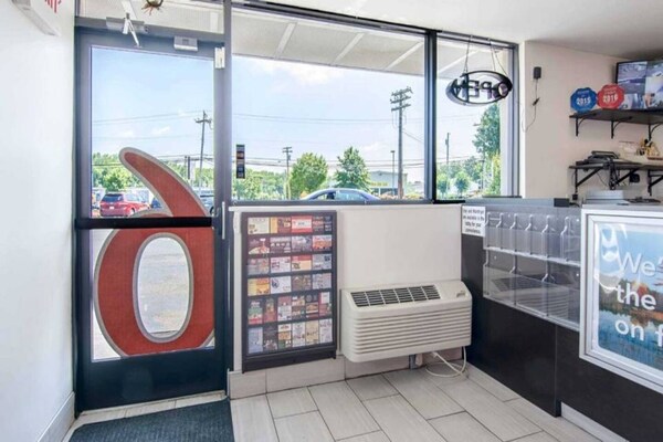 Foto van 2 tweepersoonsbedden | Minikoelkast, rookvrij - Vakantiehuis in Glassboro - FloorPlan