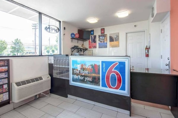 Foto van 2 tweepersoonsbedden | Minikoelkast, rookvrij - Vakantiehuis in Glassboro - FloorPlan