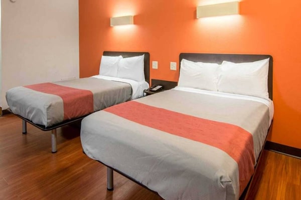 Foto van 2 tweepersoonsbedden | Minikoelkast, rookvrij - Vakantiehuis in Glassboro - BedRoom