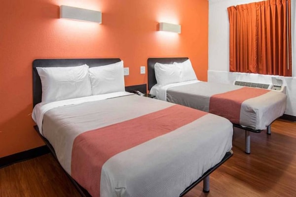 Foto van 2 tweepersoonsbedden | Minikoelkast, rookvrij - Vakantiehuis in Glassboro - BedRoom