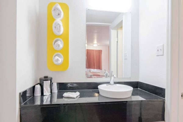 Foto van 2 tweepersoonsbedden | Minikoelkast, rookvrij - Vakantiehuis in Glassboro - BathRoom