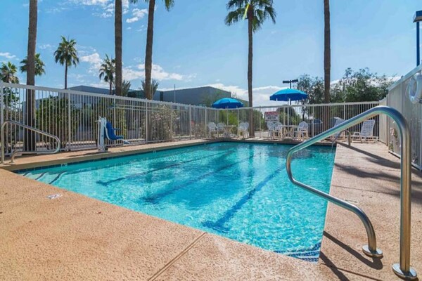 Foto van 2 tweepersoonsbedden (queensize) - Vakantiehuis in Chandler - Pool