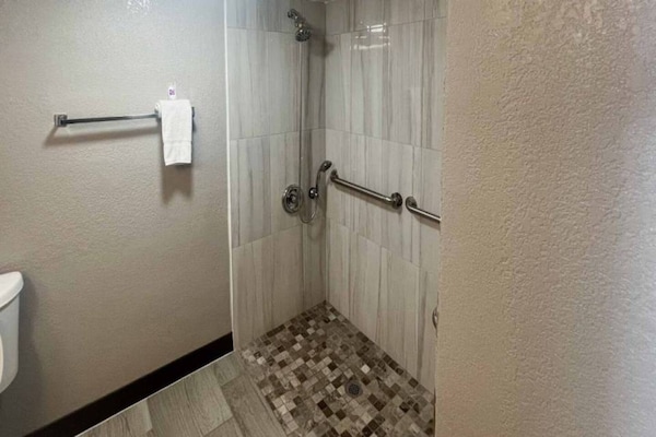 Foto van 1 kingsize bed | Roken toegestaan | Glendale - Vakantiehuis in Glendale - BathRoom