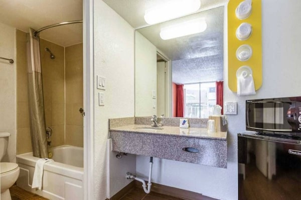 Foto van 1 kingsize bed | Roken toegestaan | Glendale - Vakantiehuis in Glendale - BathRoom