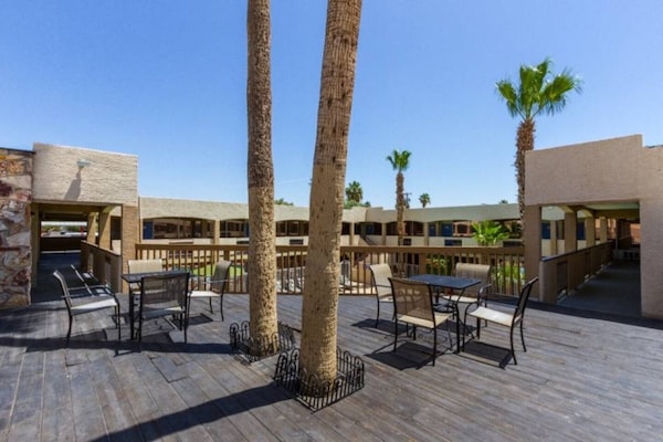 Foto van 1 King Bed | Ns | Micfridge - Vakantiehuis in Glendale - Pool