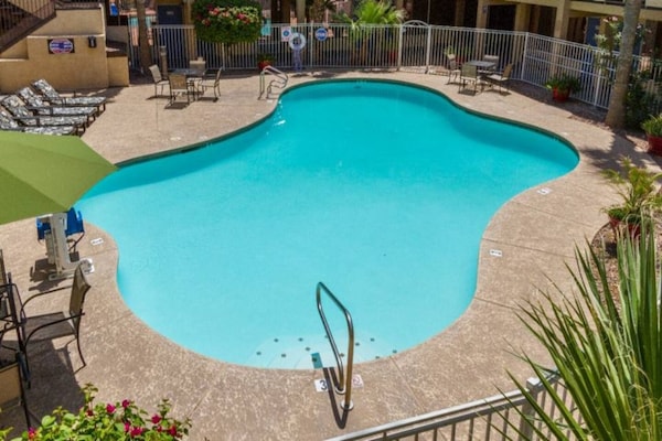 Foto van 1 King Bed | Ns | Micfridge - Vakantiehuis in Glendale - Pool