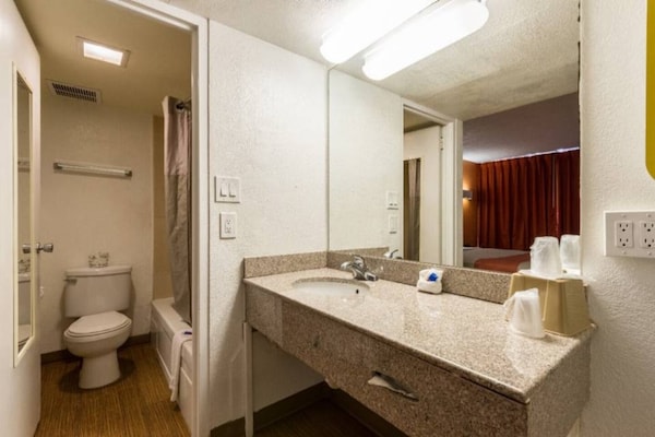 Foto van 1 King Bed | Ns | Micfridge - Vakantiehuis in Glendale - BedRoom