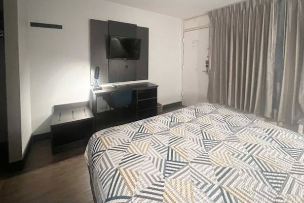 Foto van 1 King Bed | Ns | Micfridge - Vakantiehuis in Glendale - BedRoom