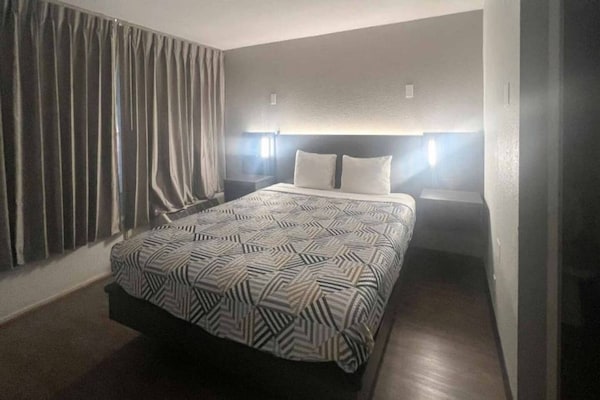 Foto van 1 King Bed | Ns | Micfridge - Vakantiehuis in Glendale - BedRoom