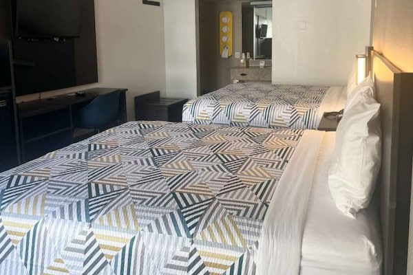 Foto van 2 tweepersoonsbedden | Badkuip met mobiele toegang Nsmk Micfridg - BedRoom
