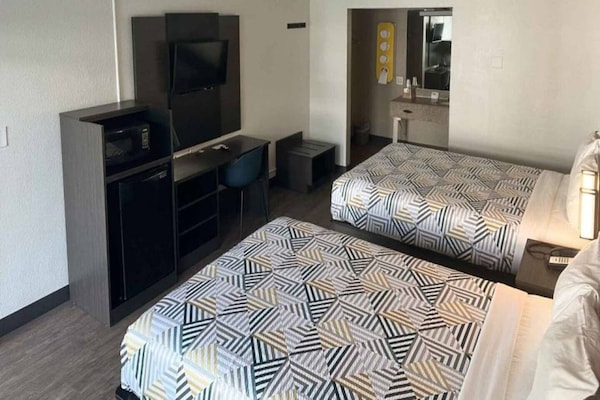 Foto van 2 tweepersoonsbedden | Badkuip met mobiele toegang Nsmk Micfridg - BedRoom