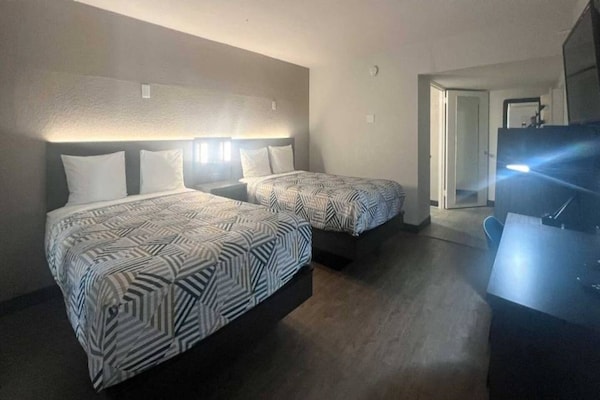 Foto van 2 tweepersoonsbedden | Roken toegestaan, koelkast aanwezig - BedRoom