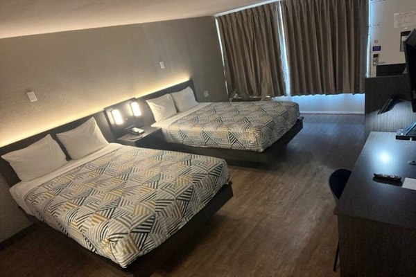 Foto van 2 tweepersoonsbedden | Roken toegestaan, koelkast aanwezig - Facilities