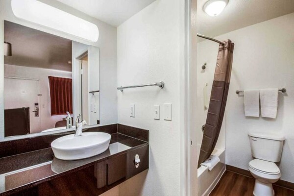 Foto van 2 Volledige Bedden | Micfridge - Vakantiehuis in Youngtown - BathRoom