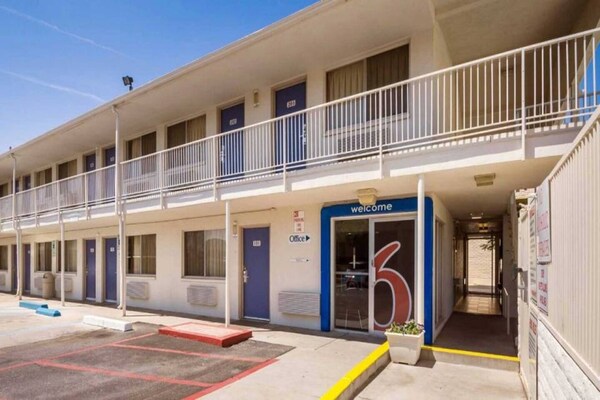 Foto van 2 Volledige Bedden | Micfridge - Vakantiehuis in Youngtown - ExteriorSummer