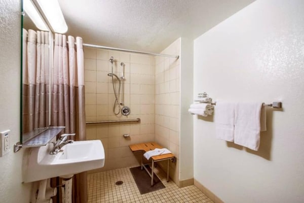 Foto van 1 Queensize Bed | Mini Koelkast - Vakantiehuis in Youngtown - BathRoom
