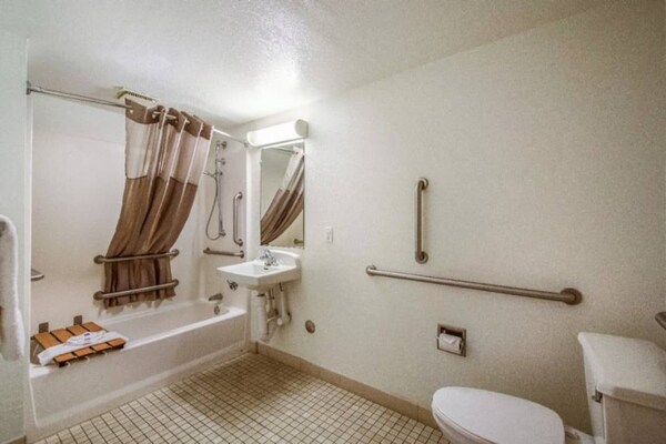 Foto van 1 Queensize Bed | Mini Koelkast - Vakantiehuis in Youngtown - BathRoom
