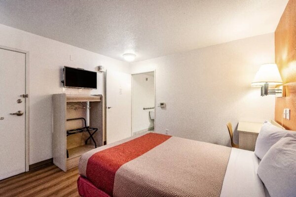 Foto van 1 Queensize Bed | Mini Koelkast - Vakantiehuis in Youngtown - BathRoom