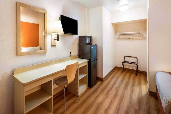 Foto van 1 Queensize Bed | Mini Koelkast - Vakantiehuis in Youngtown - Facilities
