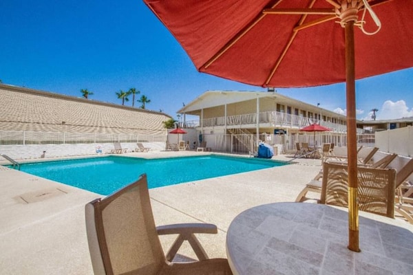 Foto van 1 tweepersoonsbed (Queensize) | Youngtown - Vakantiehuis in Youngtown - Pool