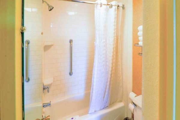 Foto van 2 tweepersoonsbedden | Rookvrij, Keuken - Vakantiehuis in Phoenix - BathRoom