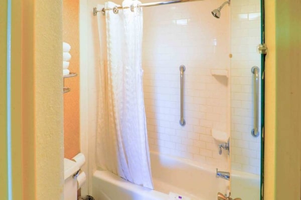 Foto van 2 tweepersoonsbedden | Rookvrij, Keuken - Vakantiehuis in Phoenix - BathRoom