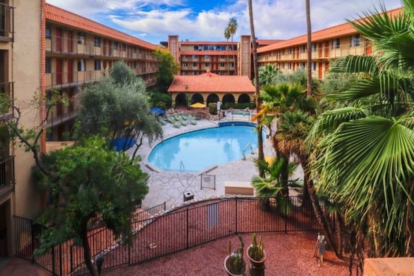 Foto van 2 tweepersoonsbedden | Rookvrij, Keuken - Vakantiehuis in Phoenix - Pool