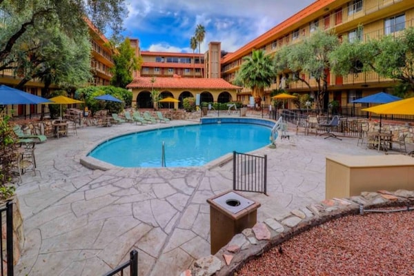 Foto van 2 tweepersoonsbedden | Rookvrij, Keuken - Vakantiehuis in Phoenix - Pool
