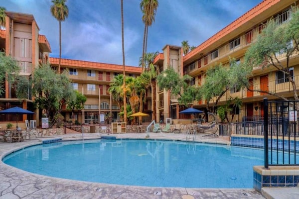 Foto van 2 tweepersoonsbedden | Rookvrij, Keuken - Vakantiehuis in Phoenix - Pool